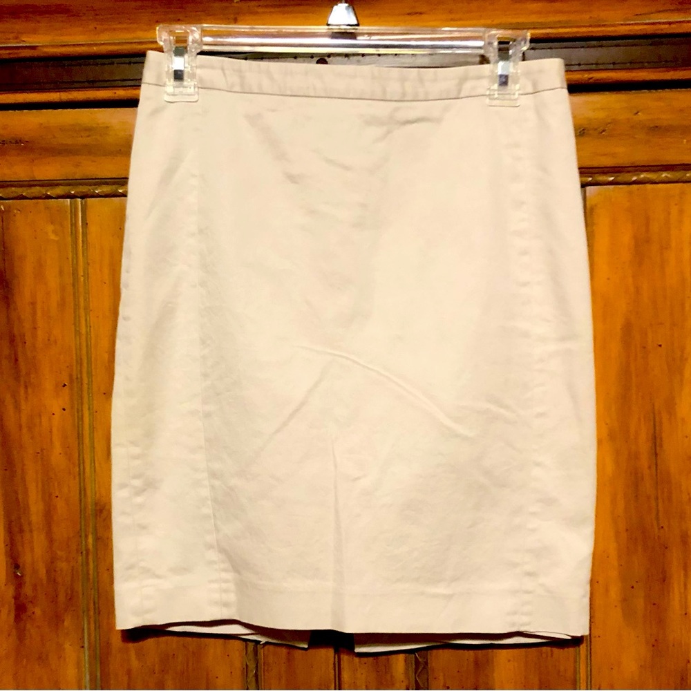 Express Skirt. Cream Colored. Stylish and Timeless. Very Good Condition. Size:0.